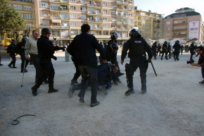 Aktivisti nga Tirana i Vetevendosjes Boiken Abazi ne momentin e dhunimit nga policia