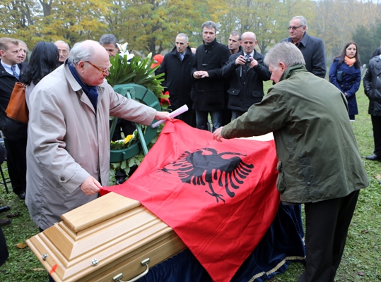 Prefekti i Parisit, shefi i Protokollit te Presidentit te Frances dhe Bregu ne zhvarrimin e Mbretit Zog