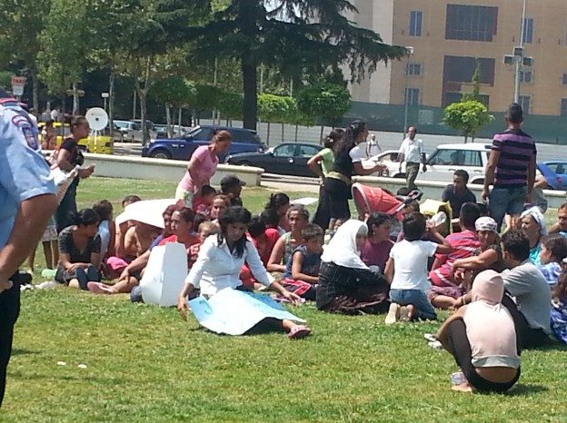 Extreme situation for Roma families forcibly evicted from their facilities, protest in front of the Municipality of Tirana