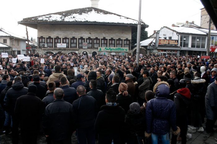 Gjakovarët në protestë kundër deklaratave të ministrit serb të Kosovës