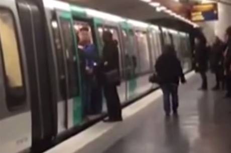 VIDEO/ Tifozët e Chelsit shtyjnë një njeri me ngjyrë jashtë metrosë duke kënduar - “Ne jemi racisët, ne jemi racistë, dhe kështu na pëlqen "