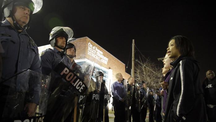 Protestat në Ferguson, qëllohen dy policë