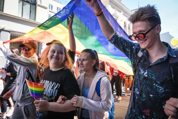 Estonia, vendi i parë i Europës Qëndrore që legalizon martesat LGBTQ